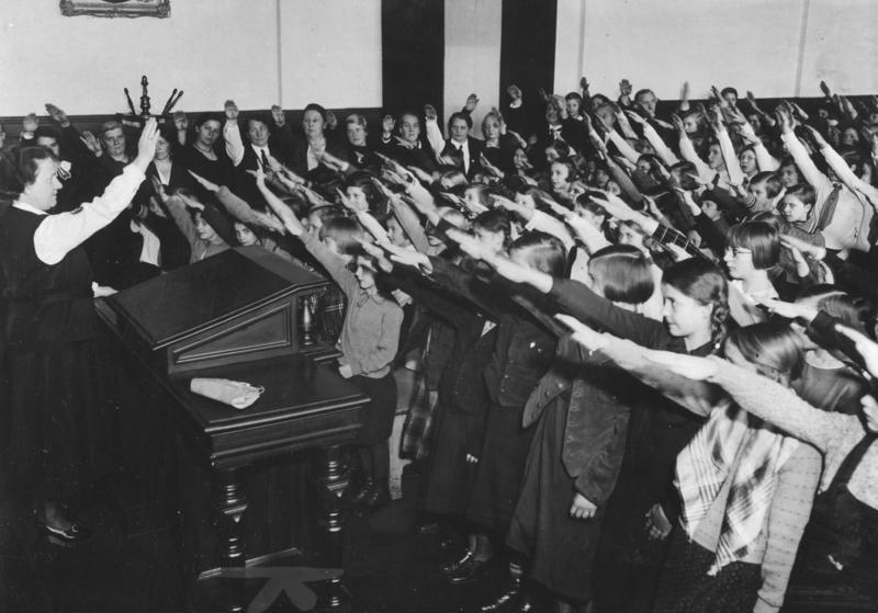 Illustration for article titled En esta imagen hay un único alemán que se atrevió a negarle el saludo a Hitler: esta fue su trágica historia